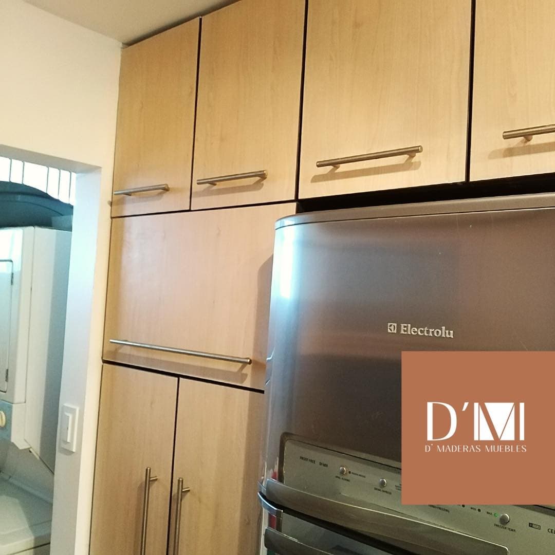 Cocina alta en madera clara — Vivienda en Caracas